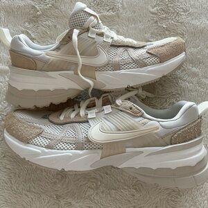Nike V2K sail sandrift